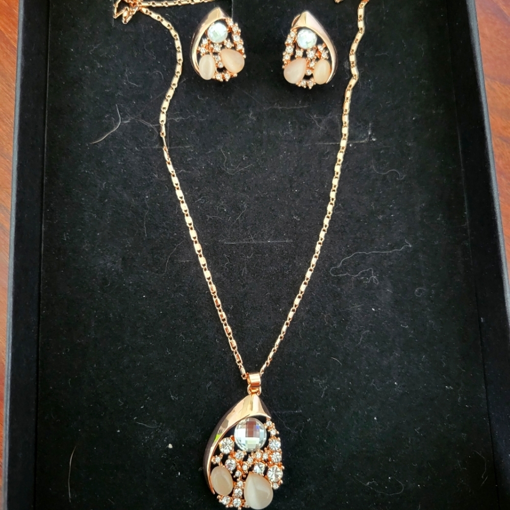 Necklace & earrings set